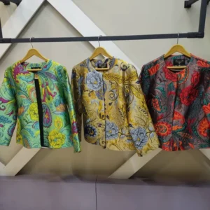 کت کراپ ژاکارد گلدار زنانه شیک در سه رنگ سبز، قرمز و زرد با یقه گرد و دوخت تمیز