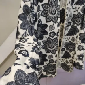 جزئیات گل‌های برجسته مشکی روی کت لنین هندی زنانه