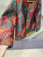 نمای نزدیک کت کراپ ژاکارد گلدار زنانه قرمز یقه گرد دو سایزی