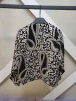 نمای پشت کت کراپ سوزن دوزی مشکی طرح ترمه فری سایز