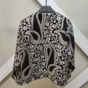 نمای پشت کت کراپ سوزن دوزی مشکی طرح ترمه فری سایز