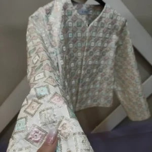 کراپ کت سوزن دوزی طرح لوزی و مربع فری سایز کرم رنگ نمای نزدیک