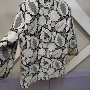 نمای پشت کت زنانه مشکی با سوزن‌دوزی سفید گلدار