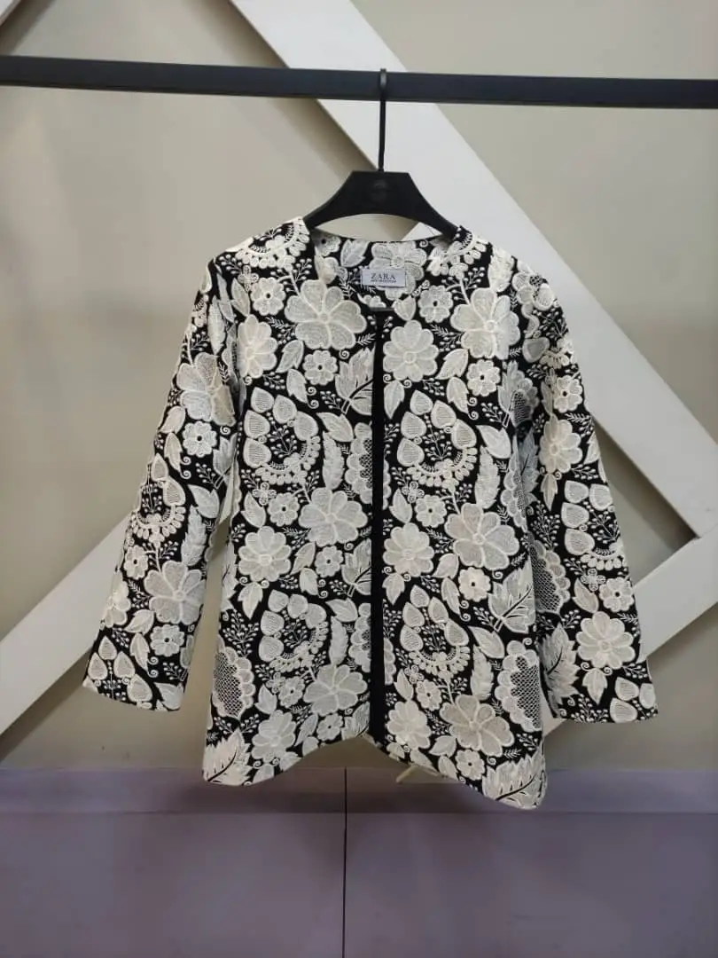 کت زنانه مشکی با سوزن‌دوزی سفید گلدار