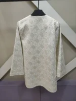 نمای پشت کت سوزن‌دوزی کرم زنانه