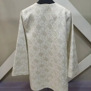 نمای پشت کت سوزن‌دوزی کرم زنانه