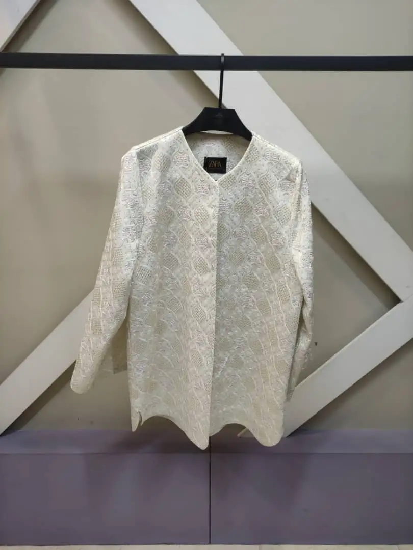 کت زنانه مجلسی کرم با سوزن‌دوزی ظریف