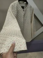 جزئیات دوخت سوزن‌دوزی روی کت کرم