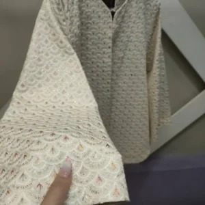 جزئیات دوخت سوزن‌دوزی روی کت کرم