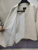 نمای جلویی و داخلی کت سوزن‌دوزی کرم زنانه