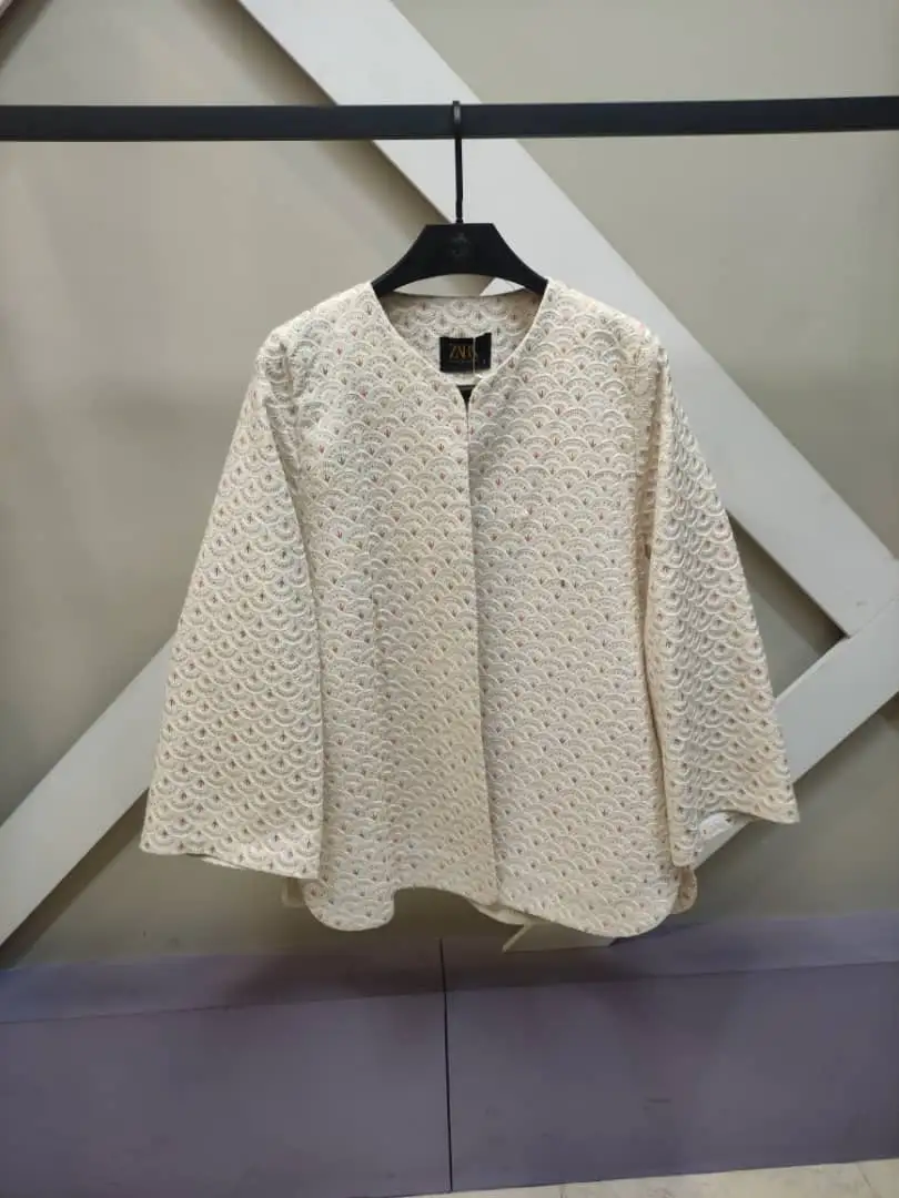 کت زنانه کرم با سوزن‌دوزی شیک و ظریف