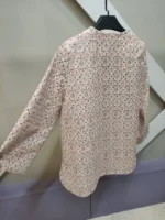 نمای پشت کت سوزن‌ دوزی زنانه کرم صورتی