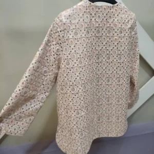 نمای پشت کت سوزن‌ دوزی زنانه کرم صورتی