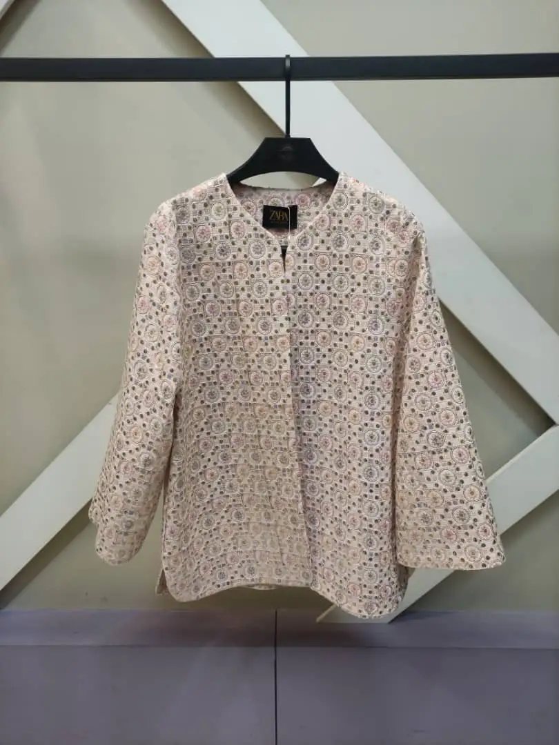 کت زنانه کرم صورتی با سوزن‌دوزی دایره‌ای