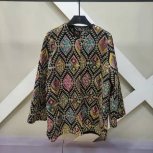 کت و مانتو سوزن‌دوزی مشکی با هندی‌دوزی رنگی و طراحی فری سایز زنانه