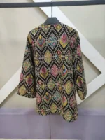 نمای پشت مانتو سوزن‌دوزی مشکی با هندی‌دوزی رنگی و طراحی فری سایز زنانه