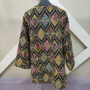 نمای پشت مانتو سوزن‌دوزی مشکی با هندی‌دوزی رنگی و طراحی فری سایز زنانه