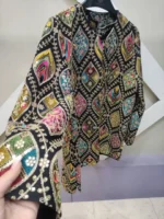 جزئیات مانتو سوزن‌دوزی مشکی با هندی‌دوزی رنگی و طراحی فری سایز زنانه