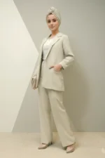 کت شلوار زنانه مجلسی رنگ استخوانی بغل دکمه، پارچه مازراتی کج راه، شلوار دمپا گشاد