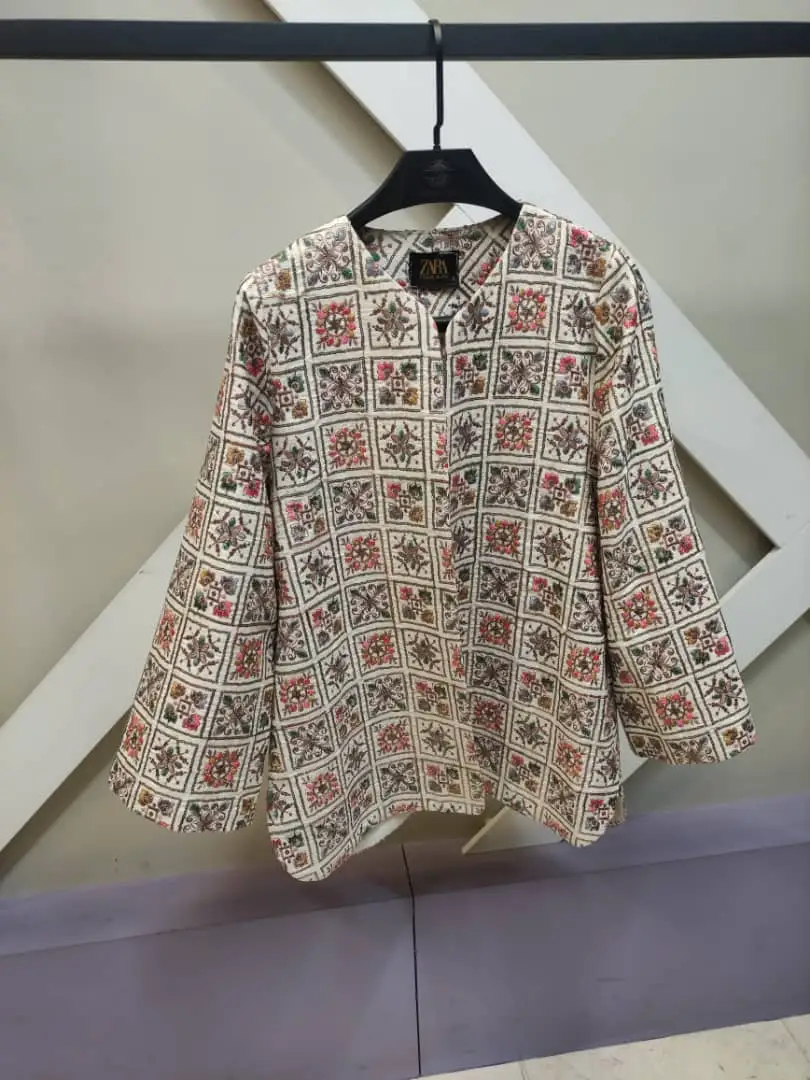 کت سوزن‌دوزی کرم با طرح موتیف رنگی و طراحی فری سایز زنانه