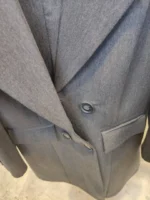 جزئیات کت و شلوار اداری طوسی تیره با یقه انگلیسی