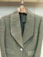 نمای جلو کت یقه آمریکایی زنانه پشت بلند