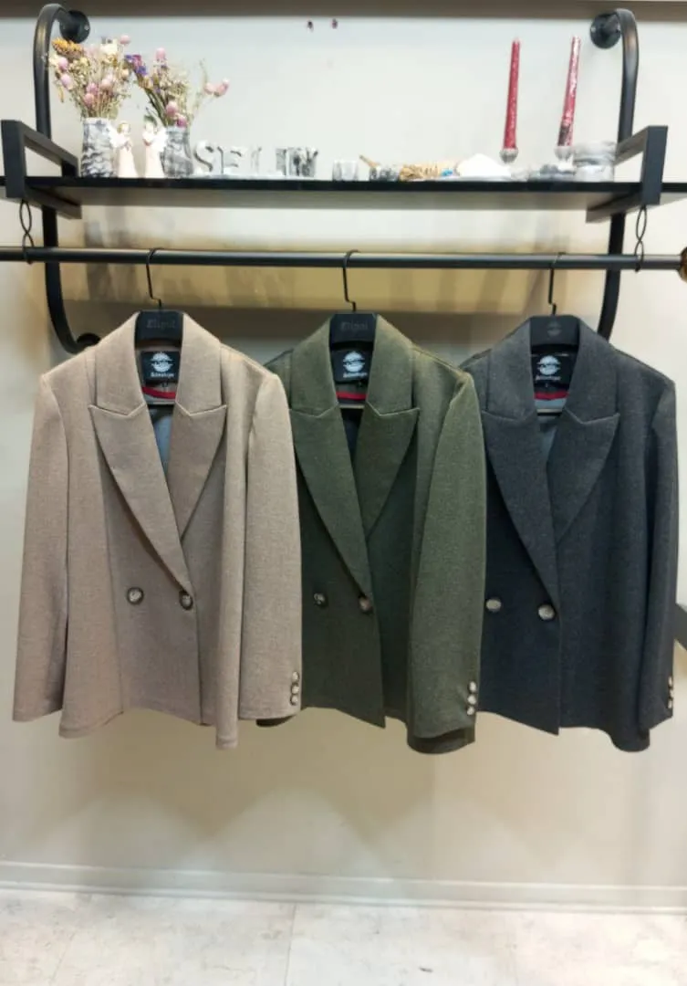 رنگبندی کت مزونی چهارفصل زنانه با یقه بلیزر دکمه طلایی روی آستین