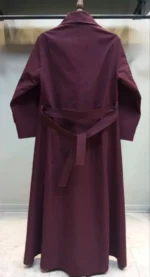 نمای پشت بارانی بلند آستردار زنانه رنگ زرشکی با طراحی جذاب و یقه آمریکایی
