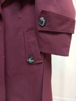 جزئیات دوخت و بافت پارچه بارانی بلند آستردار