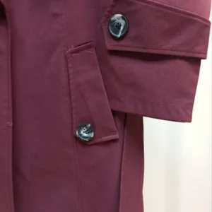 جزئیات دوخت و بافت پارچه بارانی بلند آستردار