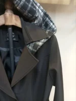 کلاه چهارخونه طوسی مشکی قابل جداشدن با دکمه، بارانی آستردار زنانه با پارچه سانتانا