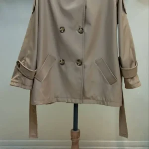 بارانی کوتاه آستردار رنگ نسکافه ای با یقه ایستاده و کمربند