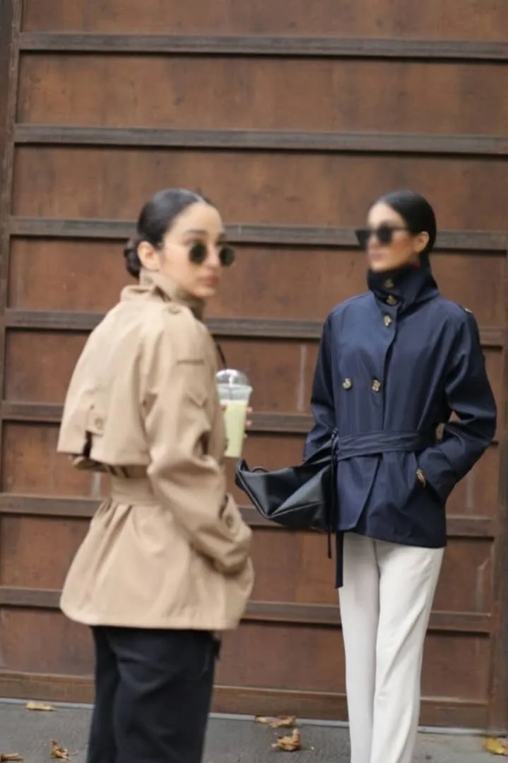 تنخور بارانی کوتاه آستردار روی مدل