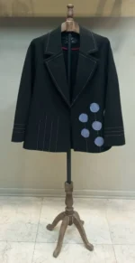 نمای جلو کت مازراتی زنانه کار شده با یقه انگلیسی