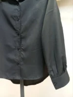 نمای نزدیک شومیز مشکی دوشین زنانه مناسب تا سایز 48