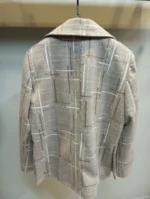 نمای پشت کت فوتر چهارخونه زنانه در دو رنگ کرم و طوسی با طراحی کلاسیک