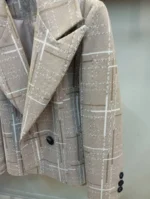 نمای نزدیک کت فوتر چهارخونه زنانه در دو رنگ کرم و طوسی با طراحی کلاسیک