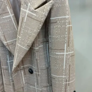 نمای نزدیک کت فوتر چهارخونه زنانه در دو رنگ کرم و طوسی با طراحی کلاسیک