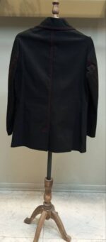 نمای پشت مدل کت کتان مشکی زنانه با فرم راحت و طراحی تک‌دکمه