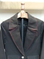 نمای یقه کت کتان زنانه مناسب استایل روزمره و اداری با دوخت قرمز