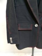 نمای نزدیک کت کتان مشکی زنانه با دوخت قرمز