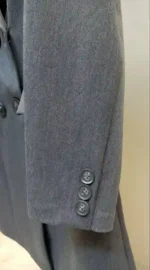 جزئیات آستین مانتو اداری یقه انگلیسی جیب‌دار زنانه