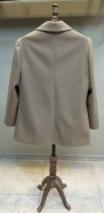 نمای پشت کت فوتر کرم رنگ زنانه