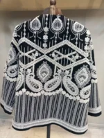 نمای پشت مانتو کتی سوزن دوزی مجلسی مشکی با سوزن دوزی سفید