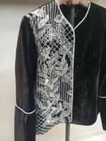 جزئیات کت مخمل مشکی با سوزن دوزی طرح برگ و گل سفید