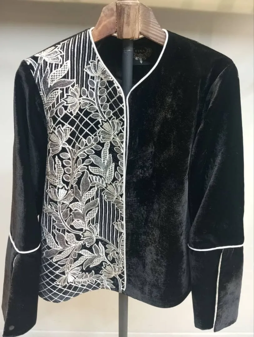 کت مخمل مشکی با سوزن دوزی طرح برگ و گل سفید