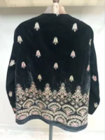 نمای پشت کت مخمل سوزن دوزی مشکی با طرح سنتی