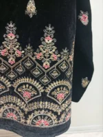 نمای نزدیک کت مخمل سوزن دوزی