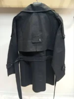 نمای پشت ترنچ کت زنانه مشکی یقه انگلیسی کمربند‌دار با طراحی شیک و قد ۸۰ سانتی‌متر