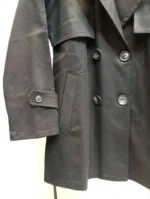 جزئیات ترنچ کت زنانه مشکی یقه انگلیسی کمربند‌دار با طراحی شیک و قد ۸۰ سانتی‌متر